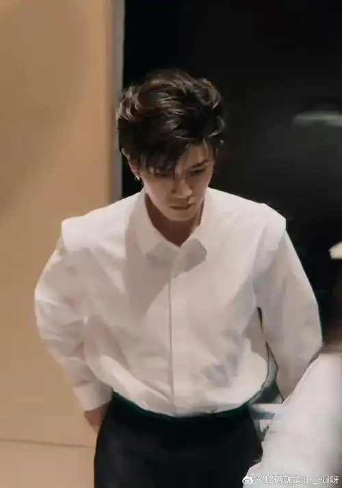 白衬衫,一手拿着外套后背好有安全感啊啊啊啊啊啊06任嘉伦你怎么能