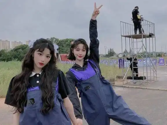 原创孔雪儿许佳琪成闺蜜跳舞后又晒合影一个打扮淑女一个俏皮可爱