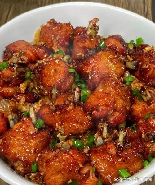 蒜香鸡翅是一道简单易做的家常小菜,它不仅味道美味,而且做法简单