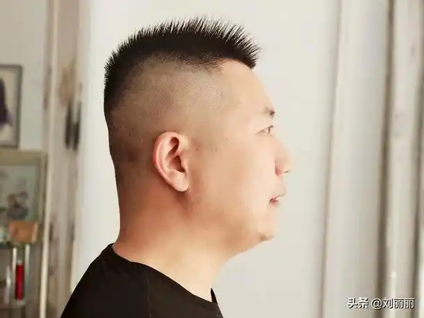 男士发型图片 中短发 帅气,今夏爆火男士发型16款,剪短烫烫真帅气