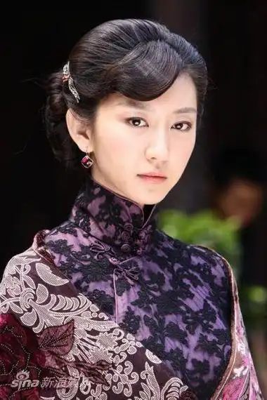 《异空危情》 ,饰演萧听琴;2005年,主演了20集电视剧 《冰剑》,这是