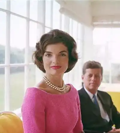 奥黛丽·赫本在《蒂凡尼的早餐》中穿着小黑裙,戴着三层珍珠短项链的