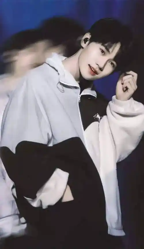 马嘉祺风波后首露面,眼神憔悴状态差,丁程鑫宋亚轩站身后为他撑腰