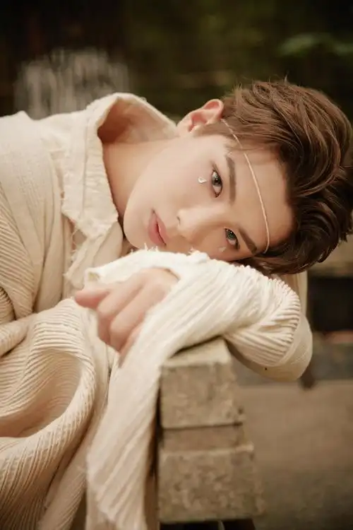 黄明昊《这就是潮流》写真造型图 竹林中的国风少年