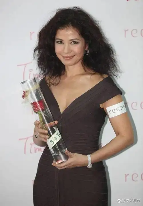 钟楚红一点不服老,穿裹身裙配爆炸头个性不羁,62岁比26岁还招摇