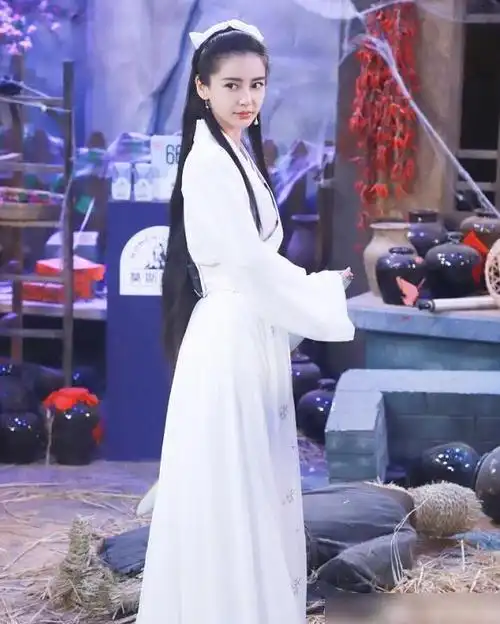 baby扮小龙女,一身白衣手持长剑,与刘亦菲的小龙女不相上下|李若彤