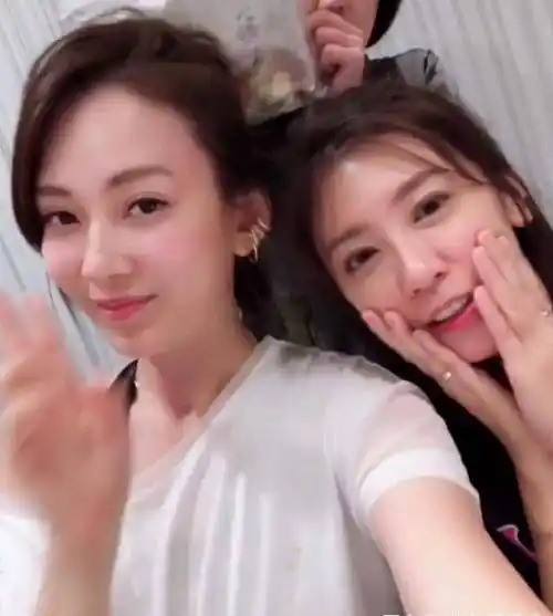 贾静雯林心如殷悦三位美女罕见同框,修图前后对比,谁输谁赢了?