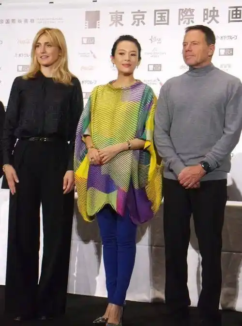 章子怡官宣怀二胎后现身,穿宽版上衣遮孕肚,全程蹬高跟不惧危险