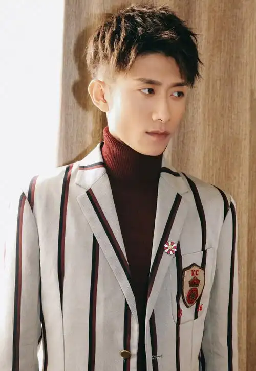 > 张一山yc盛典条纹西服帅气写真图片(6/9)