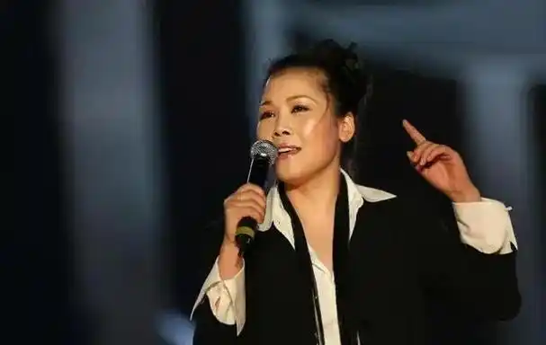 田震晒泳装照身材火辣!网友呼吁参加《歌手》曾怒摔话筒揭黑幕