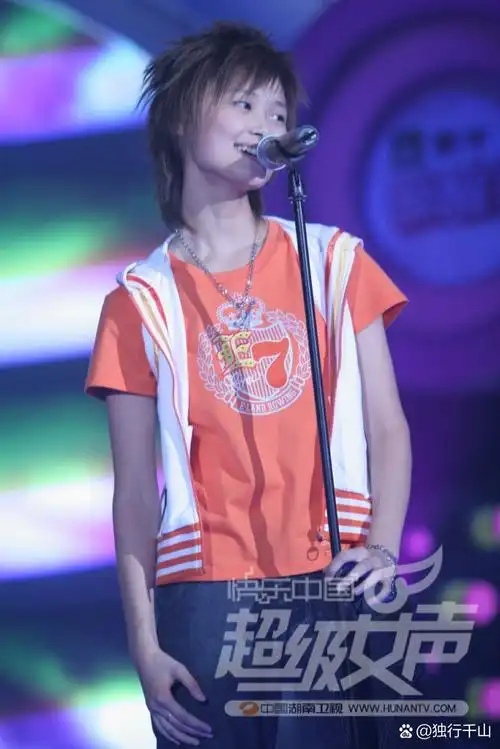 2005年夏天,李宇春参加了湖南卫视举办的《超级女声》音乐选秀节目