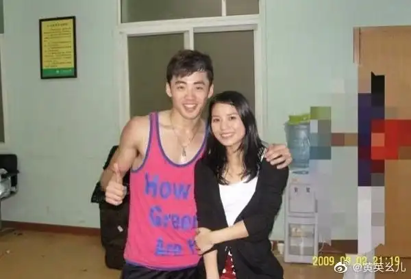 歌手黄英庆与曹帅相识十年纪念日高调告白老公