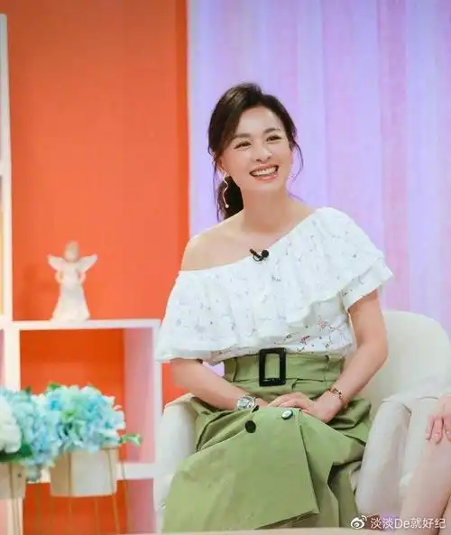 51岁张庭无袖衬衣秀女人味戴墨镜气场强大12岁女儿颜值逆袭