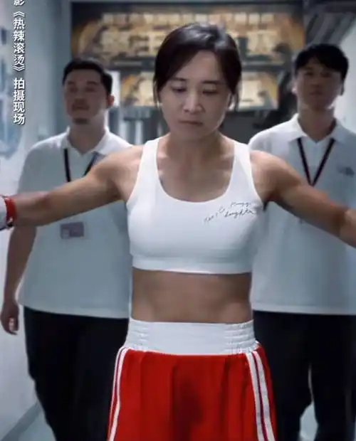 后面的沙溢倒还是老样子.不得不说,这腹肌的线条,确实有东西啊.