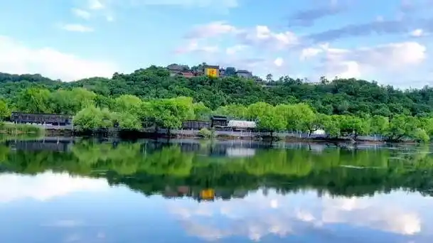 是全国唯一有火车从景区内穿行而过的城市,吉林北山风景区