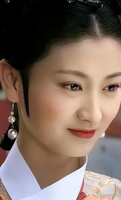 斓曦亮相上海时装周t台走秀超惊艳一举一动尽显中式礼服魅力