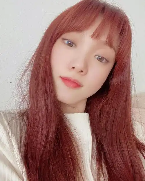 李圣经最喜欢蓝色的彩色隐形眼镜发布神秘自拍