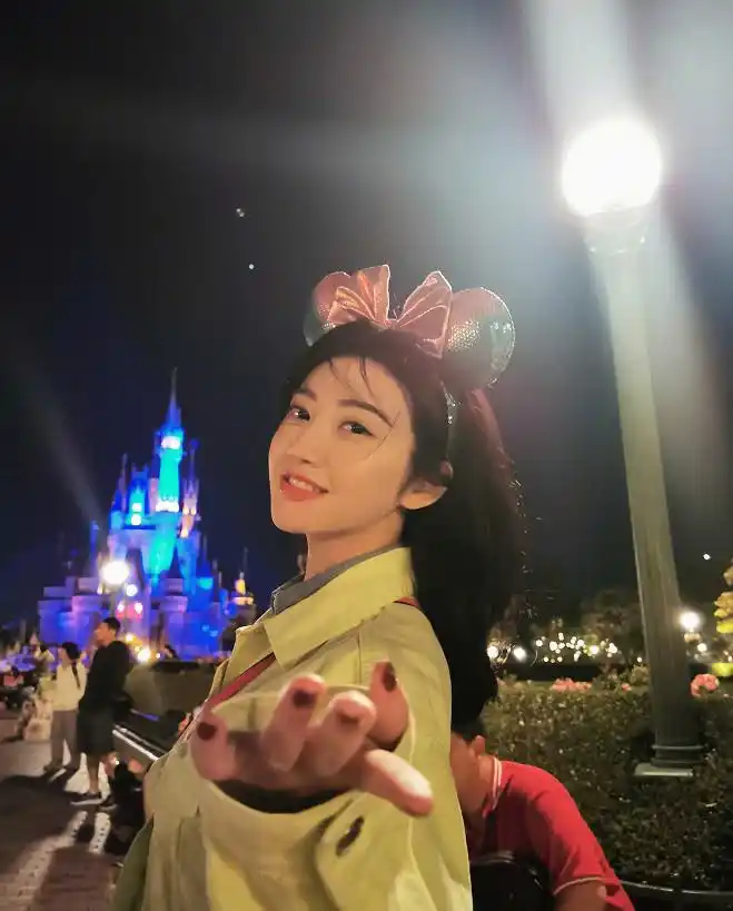 景甜生日晒美照,自娱自乐开心的样子,单身生活状态越来越好!