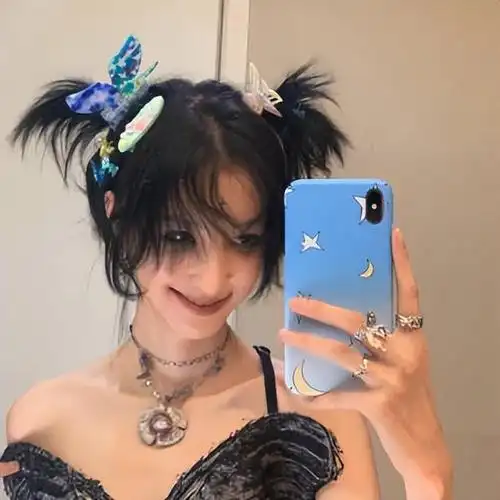 华晨宇女友着装惹争议,身穿两块布大秀身材,瘦骨嶙峋太吓人