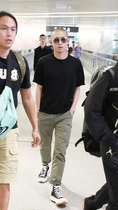 张一山现身机场光头造型吸睛大佬气场全开