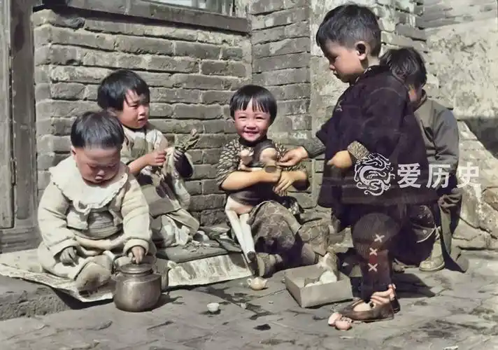 看看民国时老北京孩子们手里的玩具 现在的孩子简直太幸福了