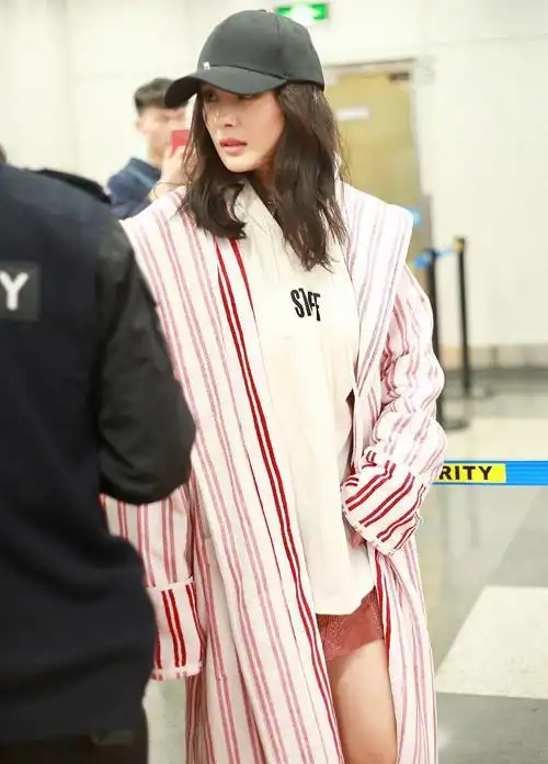 杨幂穿超短裙现身机场秀白皙美腿