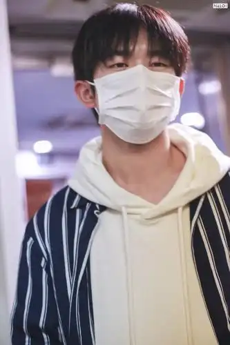 易烊千玺机场戴口罩合集,少年眼睛里的笑意藏不住