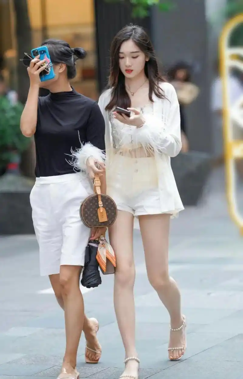 穿白色衬衣搭配白色短裤高跟鞋秀美腿玉足的时尚女生