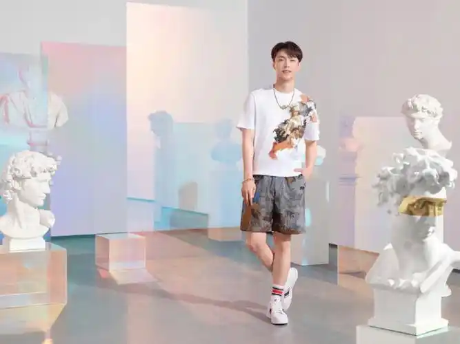 张艺兴fila代言人小白鞋白袜二