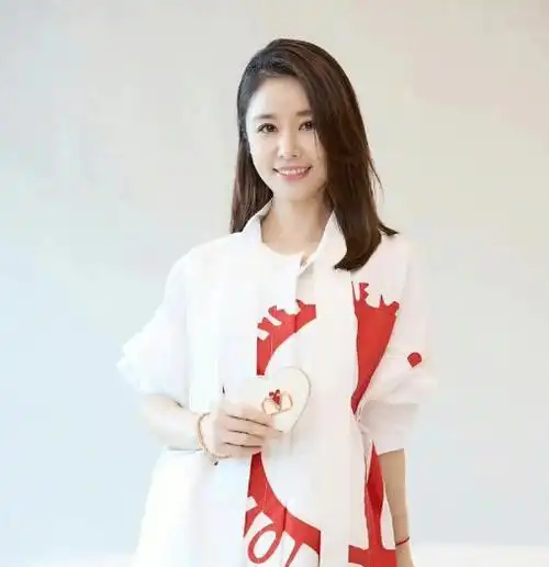 47岁林心如晒自拍,穿素色短袖皮肤白嫩似少女,小腹凸起疑怀二胎_孩子