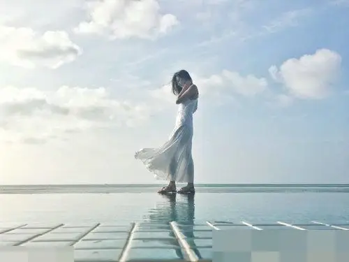 高圆圆海岛游玩晒美照 撩发甜笑尽显气质