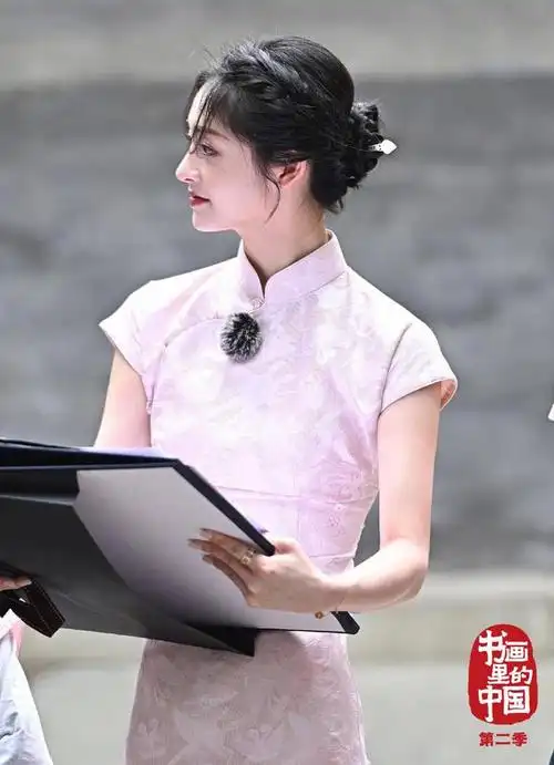 周洁琼穿旗袍秀纤腰长腿,长发盘起气质温婉又贤淑