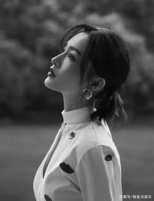 李沁雨中写真好美,绝美侧颜气质优雅,妥妥的江南美人