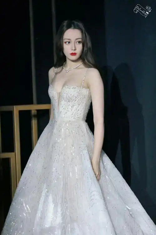 星光大赏 门票#迪丽热巴星光大赏白裙造型  迪丽热巴确定出席星忖