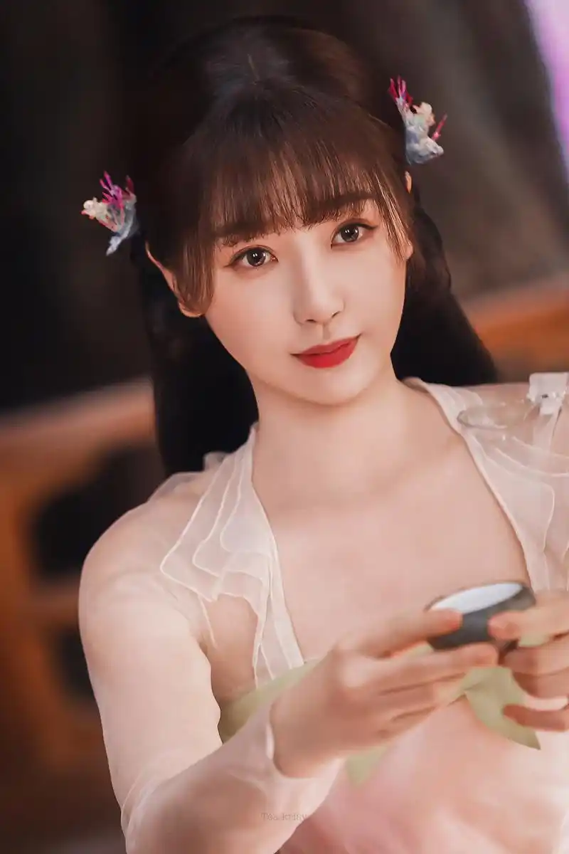 虞书欣扮演鬼马少女,古装造型软萌可爱,谁看到不想捏捏她的脸?