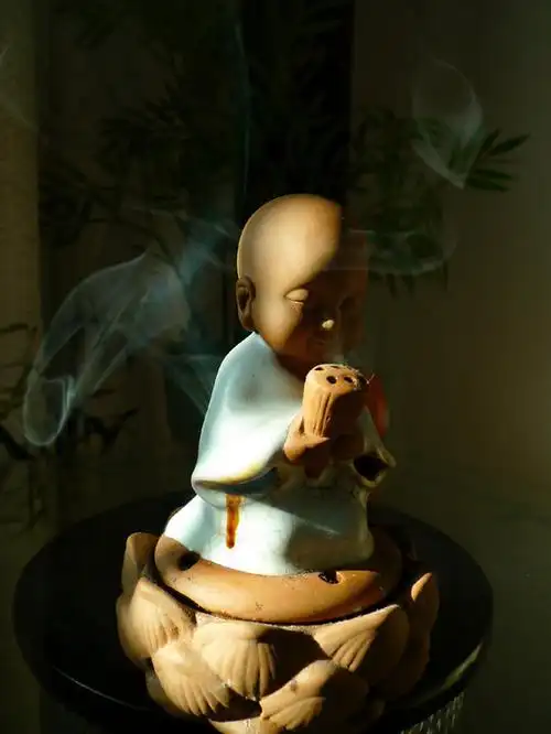 静物---《床头台灯》《香炉--打坐的小和尚》