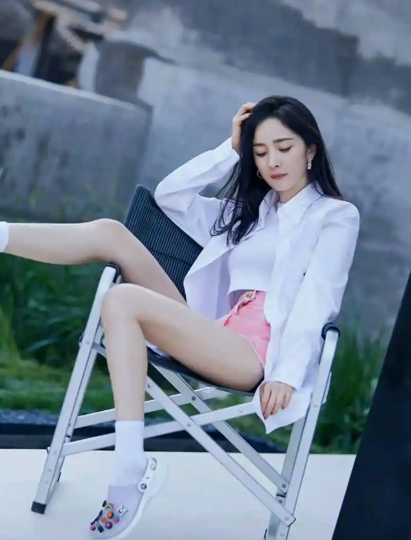 杨幂胸大腰细腿长