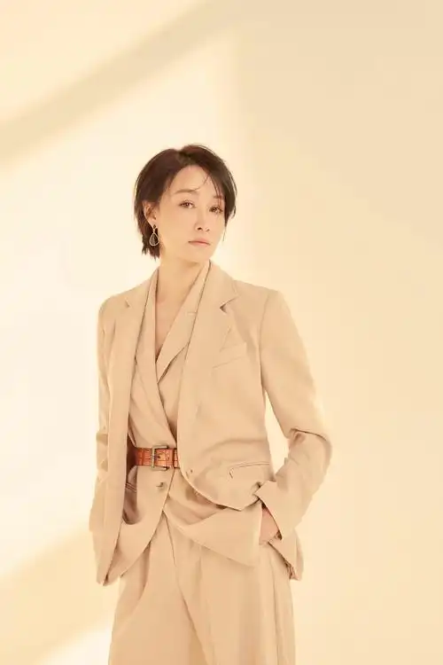 赵子琪暖春造型刚柔并济活成别人羡慕的样子