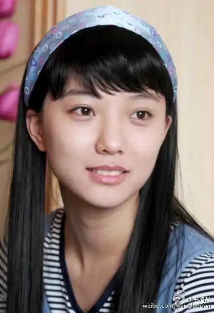王珞丹晒十年前长发旧照 贴双眼皮很文静