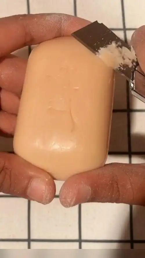 刮香皂了,传统的刀法,不一样的香皂带来的感觉不同