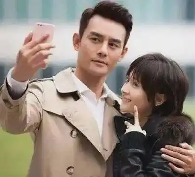 但蒋欣也来凑热闹了,故意在社交平台上发了她和王凯的亲密照,还配文了