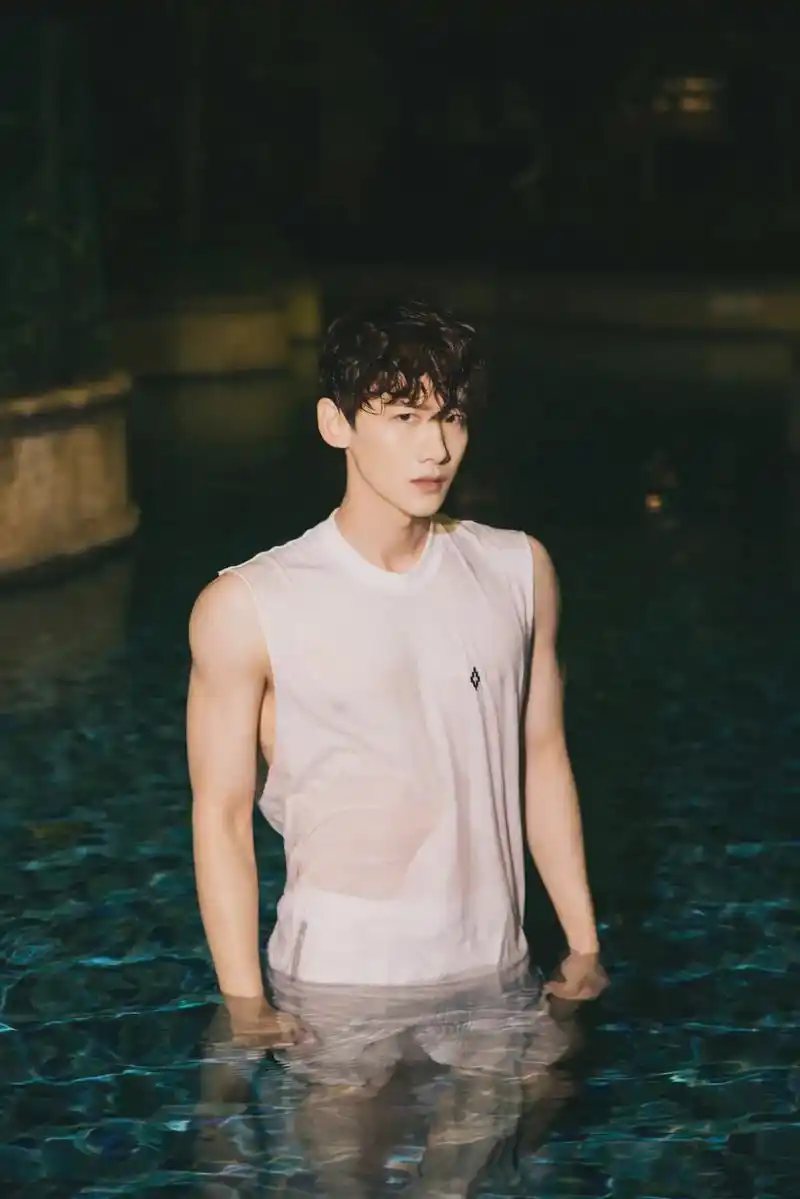 白敬亭经典泳池写真大回顾!白色运动套装纯净儒雅,自律健康