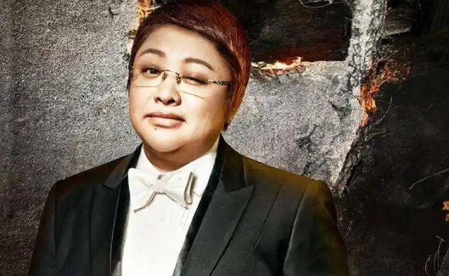 漂亮,比现在的模样多了一丝英姿飒爽,不得不承认早些年的韩红真的是