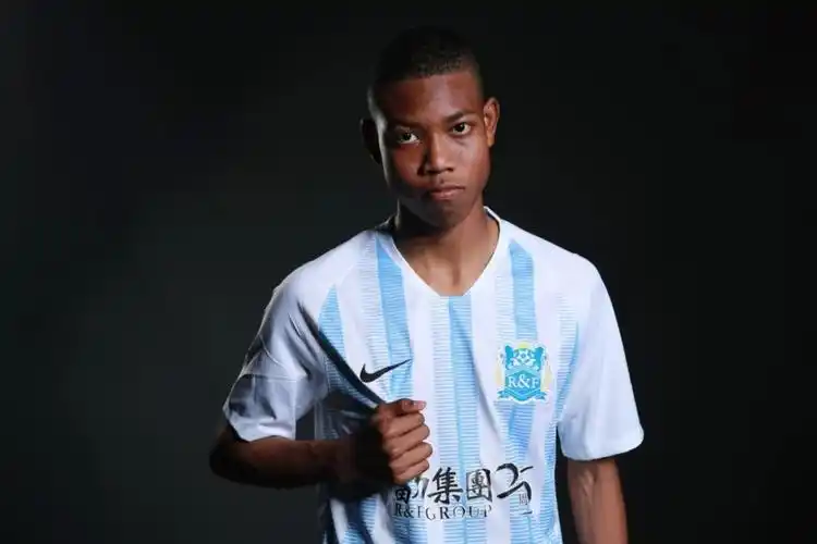 富力中非混血球员入选国少名单 15岁身高1米82偶像姆巴佩