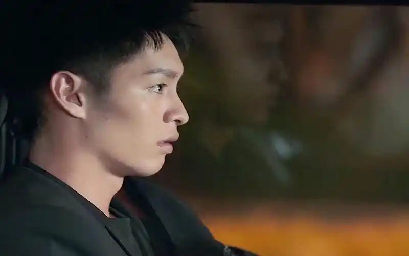 逆光中告白:我的人生只剩下黑暗,但我希望你永远活在温暖的光里,厉腾