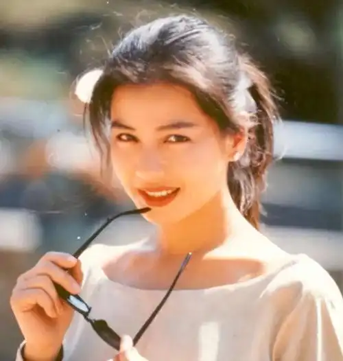 钟楚红11岁时,便开始帮父母打理店里的生意.