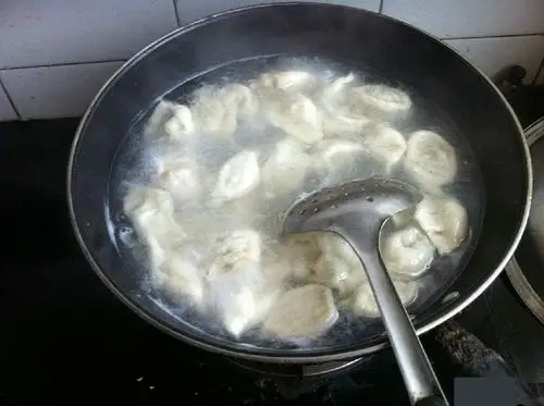 30年饺子店老板:煮饺子时放点盐,煮出的饺子不破皮不沾锅!