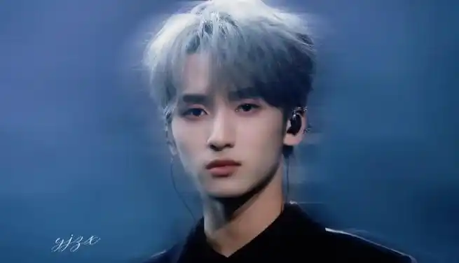 严浩翔最新机场饭拍图92大眼睛98blingbling的好亮啊～喉结也好