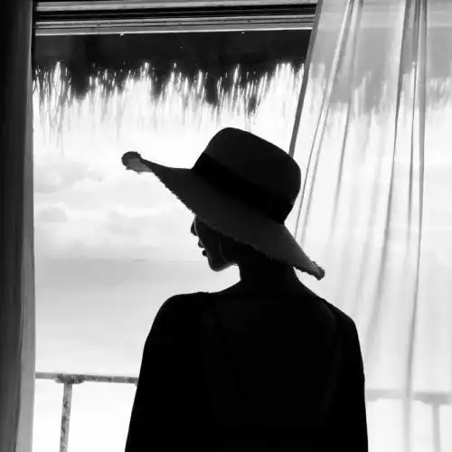 头像黑白女高冷,人生无须过于执着顺其自然就好-黑白头像