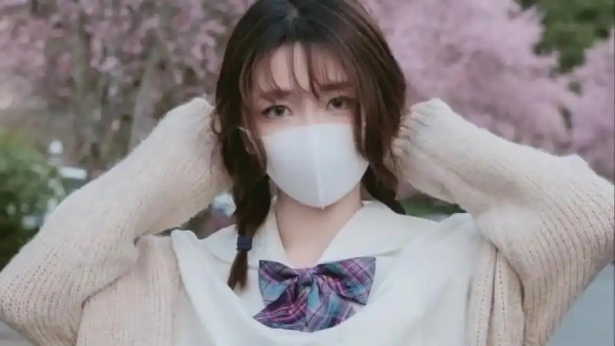 戴口罩的女孩,真好看!